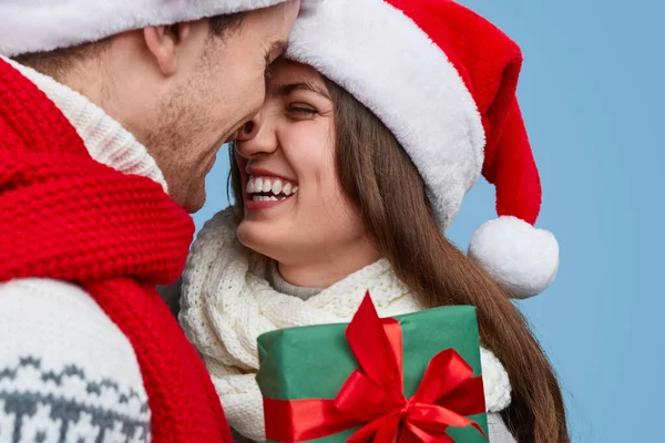 Glückliches Paar mit Weihnachtsgeschenk rührt Nasen an — Stockfoto