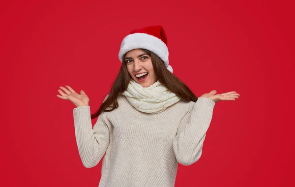 Emocionada mujer celebrando las vacaciones de Navidad — Foto de Stock