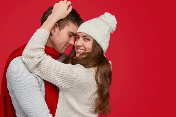 Junges Paar in Winterkleidung umarmt — Stockfoto