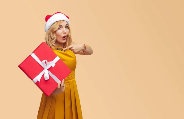 Mulher surpresa com caixa de presente de Natal em estúdio — Fotografia de Stock