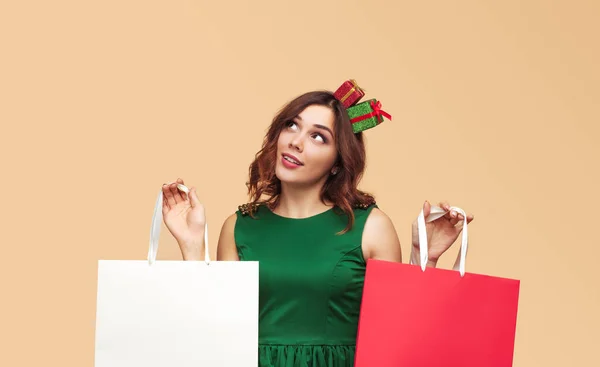 Mujer de ensueño sosteniendo bolsas de Navidad en el estudio — Foto de Stock