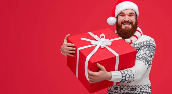 Радостный мужчина с огромной подарочной коробкой на Рождество — стоковое фото