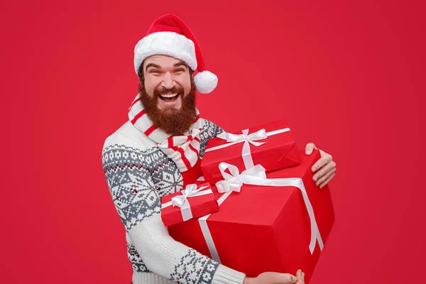 Homem feliz carregando presentes de Natal e sorrindo — Fotografia de Stock