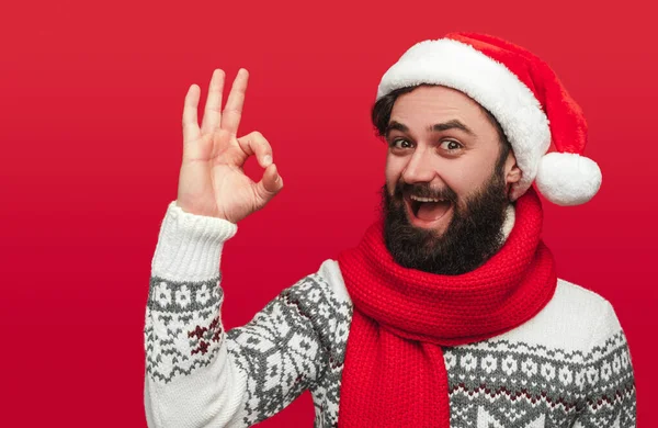 Alegre hipster gesto OK no dia de Natal — Fotografia de Stock