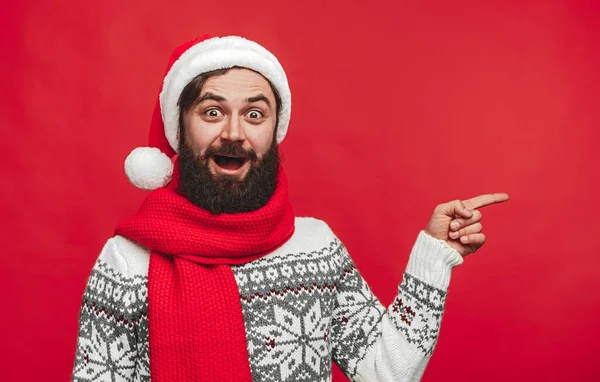 Amazed guy pointing aside on Christmas Day — ストック写真