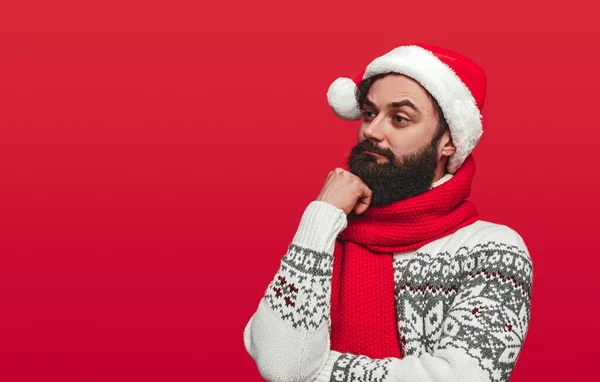 Cara barbudo cuidadoso durante a festa de Natal — Fotografia de Stock