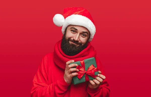 Bonito hipster mostrando presente de Natal — Fotografia de Stock