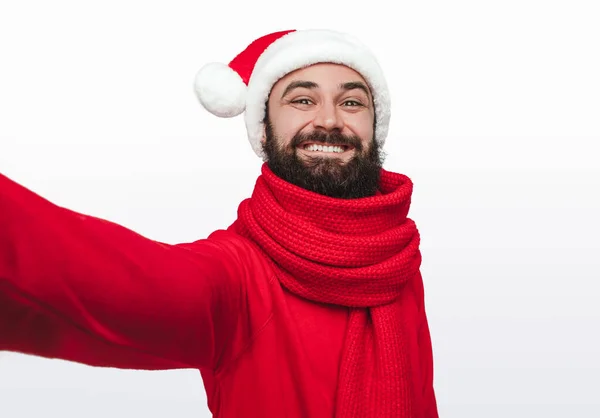 Fröhlicher Hipster macht Weihnachts-Selfie — Stockfoto