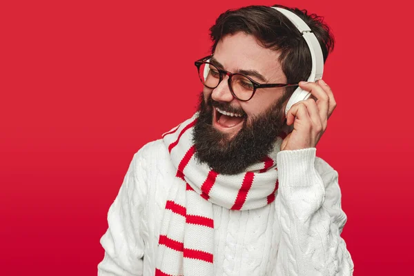 Glada hipster sjunger favoritsång och njuter av musik — Stockfoto