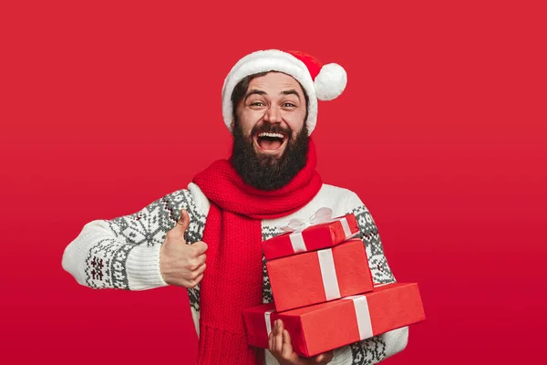 Otimista barbudo masculino aprovando presentes de Natal — Fotografia de Stock