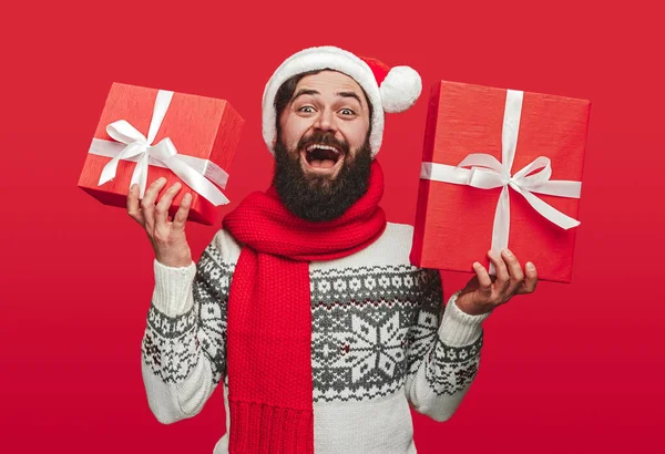Мужской хипстер кричит и показывает рождественские подарки — стоковое фото