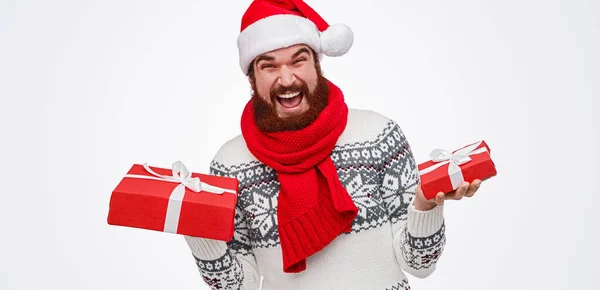 Homem animado com presentes de Ano Novo — Fotografia de Stock