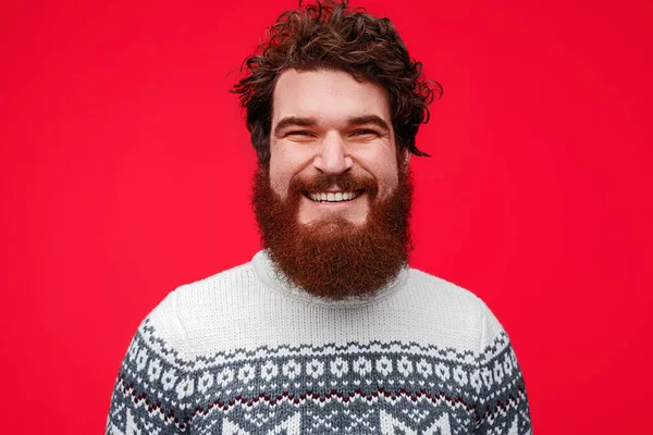 Cheerful bearded guy in sweater — Stock Photo, Image