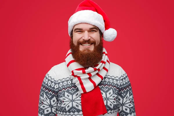 Feliz macho em chapéu de Santa e cachecol listrado — Fotografia de Stock