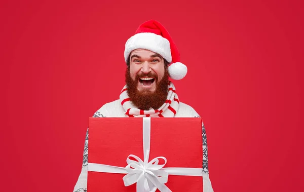 Веселый мужчина с большим рождественским подарком — стоковое фото