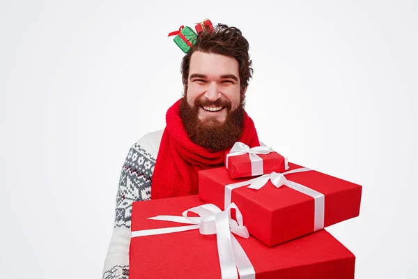 Homem sorridente com presentes de Natal — Fotografia de Stock