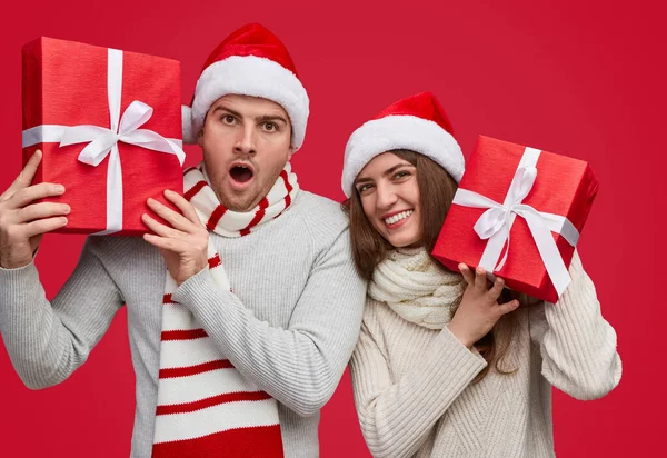 Jovem casal demonstrando presentes de Natal — Fotografia de Stock