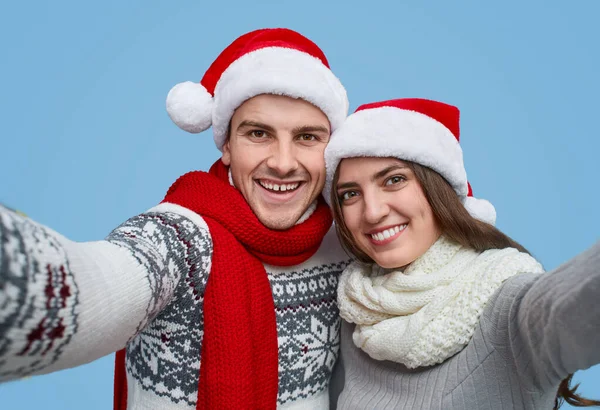 Casal feliz tomando selfie durante a festa de Natal — Fotografia de Stock