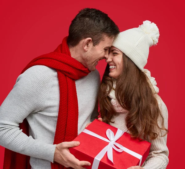 Amorous, beyaz şapkalı neşeli kadına hediye veriyor.