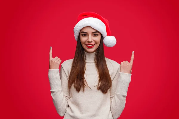 Jong vrouwtje wijzend en lachend op eerste kerstdag — Stockfoto