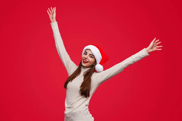 Mulher feliz com braços levantados celebrando o Natal — Fotografia de Stock