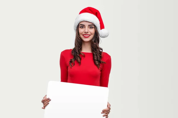 在圣诞晚会上带着空白标语牌微笑的女人 — 图库照片