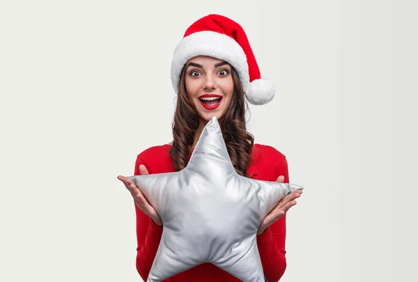 Ενθουσιασμένη γυναίκα γιορτάζει τα Χριστούγεννα με αστέρι μαξιλάρι — Φωτογραφία Αρχείου