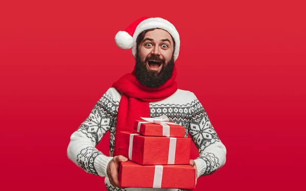 Cara excitado carregando presentes de Natal — Fotografia de Stock