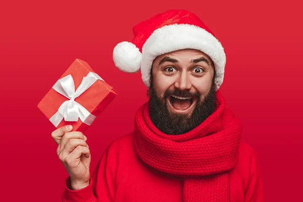 Homem feliz mostrando caixa de presente durante a festa de Natal — Fotografia de Stock