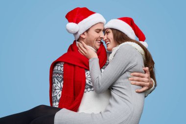 Mutlu çift Noel partisinde eğleniyor.