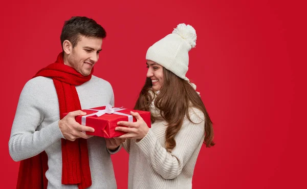 Optimistisch koppel wisselen kerstcadeau uit — Stockfoto