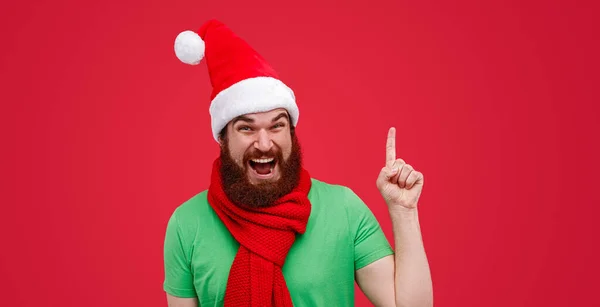 Elfo de Natal animado apontando para cima — Fotografia de Stock