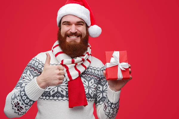 Homem satisfeito aprovando presente de Natal — Fotografia de Stock