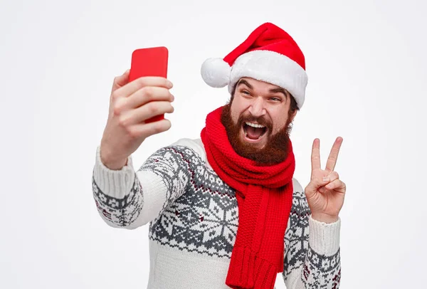 Cara excitado tomando selfie durante a festa de Natal — Fotografia de Stock