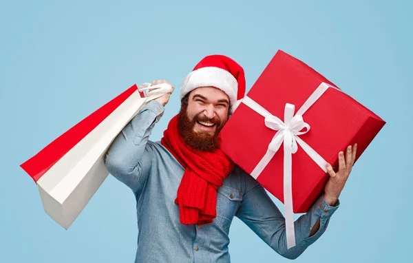 Cara otimista durante as compras de Natal — Fotografia de Stock