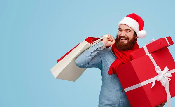 Cara alegre durante as compras de Natal — Fotografia de Stock