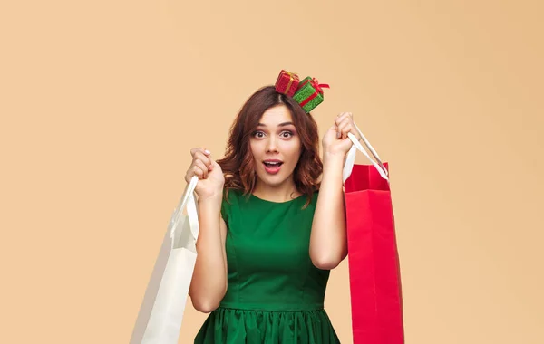 Εκπληκτική κυρία με χριστουγεννιάτικες τσάντες για ψώνια — Φωτογραφία Αρχείου