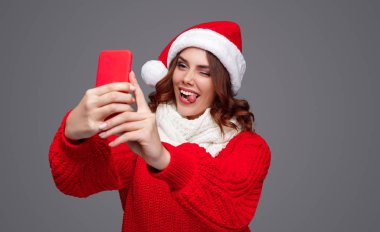 Komik kadın Noel fotoğrafı çekiyor.
