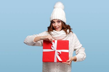 Genç kadın Noel hediyesi açma