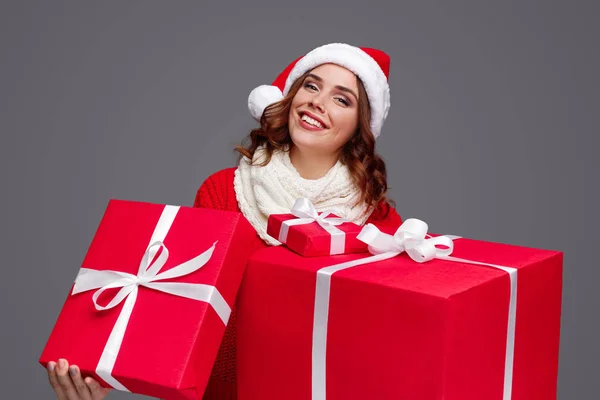Frohe Frau mit Weihnachtsgeschenken — Stockfoto
