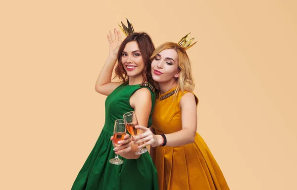 Amigos femininos festivos celebrando férias com champanhe — Fotografia de Stock