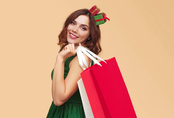 Gelukkig vrouw dragen papieren zakken met geschenken — Stockfoto