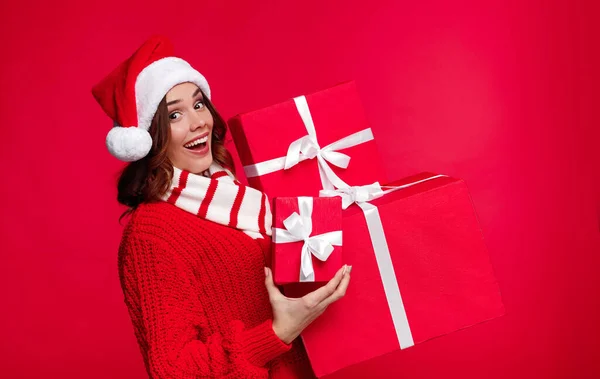 Verbazingwekkende vrouw met kerstcadeaus — Stockfoto