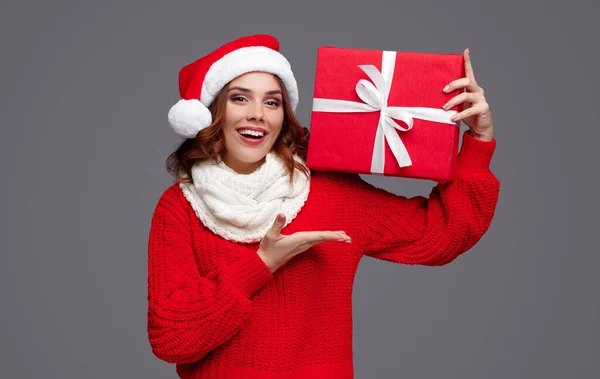 Mujer feliz demostrando regalo de Navidad — Foto de Stock