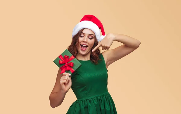 Mulher excitada demonstrando presente de Natal — Fotografia de Stock