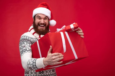 Noel hediyeli heyecanlı adam.
