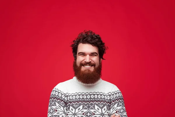 Веселый парень в тёплом свитере — стоковое фото
