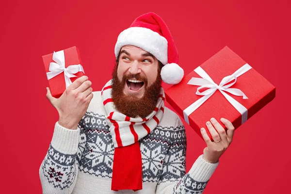 Homem encantado com presentes de Natal — Fotografia de Stock