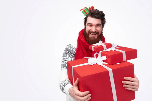 Engraçado masculino com presentes de Natal — Fotografia de Stock