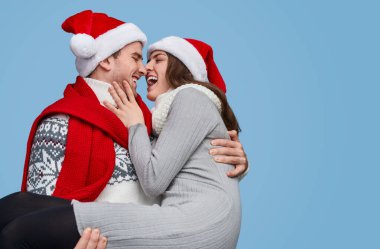 Mutlu çift Noel kutlaması boyunca eğleniyor.